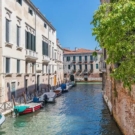 Exquisite Pied-a-terre With Balcony And Canal View 아파트 *