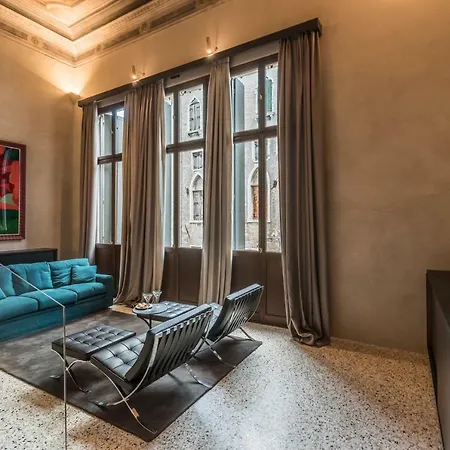 Exquisite Pied-a-terre With Balcony And Canal View * Βενετία