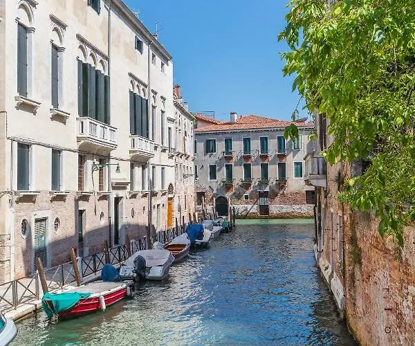 Exquisite Pied-a-terre With Balcony And Canal View Διαμέρισμα *