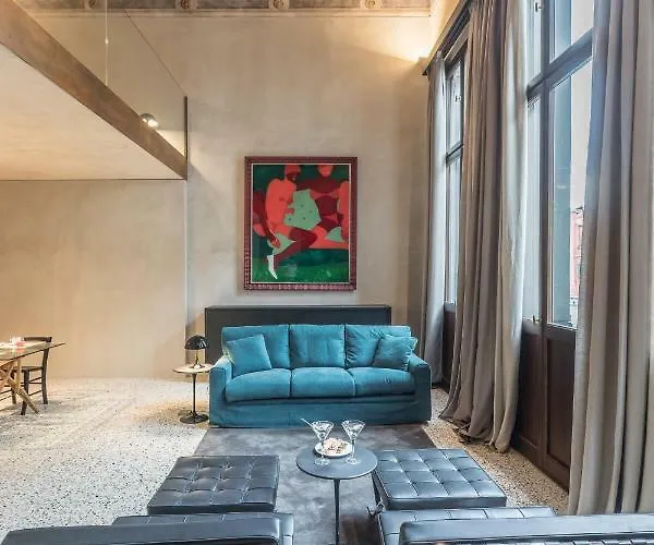 Exquisite Pied-a-terre With Balcony And Canal View アパート ヴェネツィア