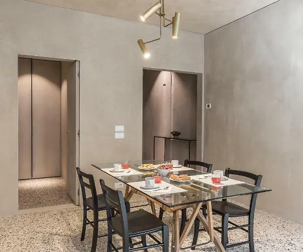 Exquisite Pied-a-terre With Balcony And Canal View