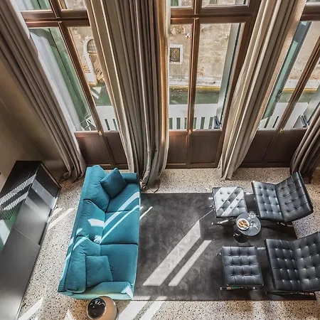 Exquisite Pied-A-Terre With Balcony *