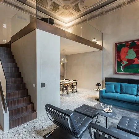 Exquisite Pied-A-Terre With Balcony Apartment *