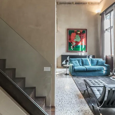Exquisite Pied-A-Terre With Balcony *