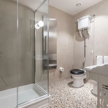 Exquisite Pied-A-Terre With Balcony Venice