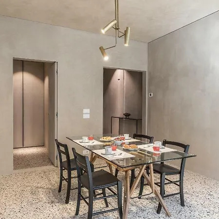 Exquisite Pied-A-Terre With Balcony