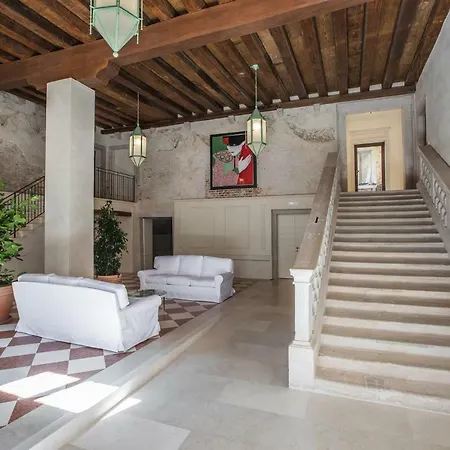 Exquisite Pied-A-Terre With Balcony Apartment