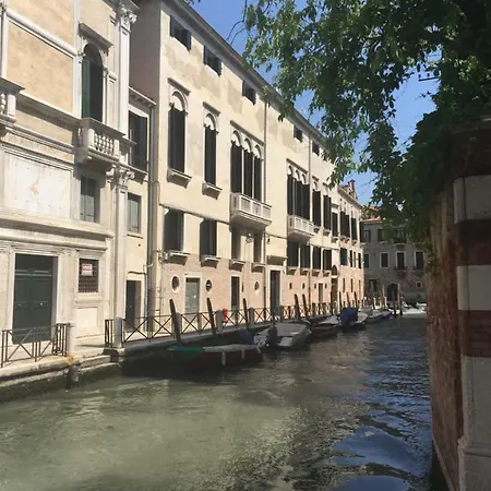 شقة Exquisite Pied-a-terre With Balcony