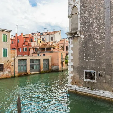 Exquisite Pied-A-Terre With Balcony *