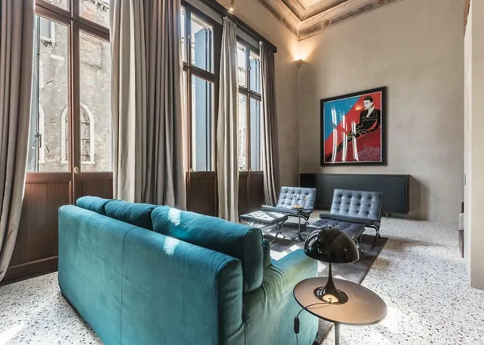 Exquisite Pied-a-terre With Balcony And Canal View Apartment *