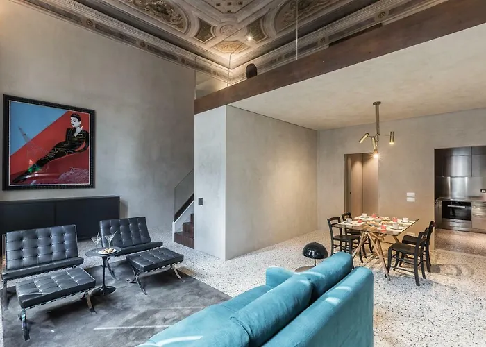 Exquisite Pied-a-terre With Balcony And Canal View Apartment Venice