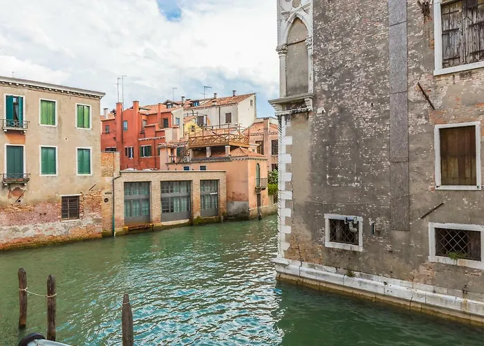 Exquisite Pied-a-terre With Balcony And Canal View *