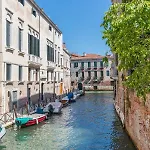 Exquisite Pied-a-terre With Balcony And Canal View Апартаменты *