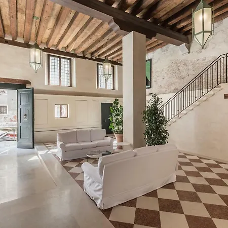 Exquisite Pied-a-terre With Balcony Lejlighed *