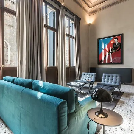 Exquisite Pied-a-terre With Balcony And Canal View Апартаменты *