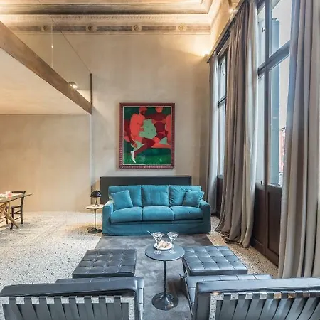 Exquisite Pied-a-terre With Balcony And Canal View Апартаменты Венеция